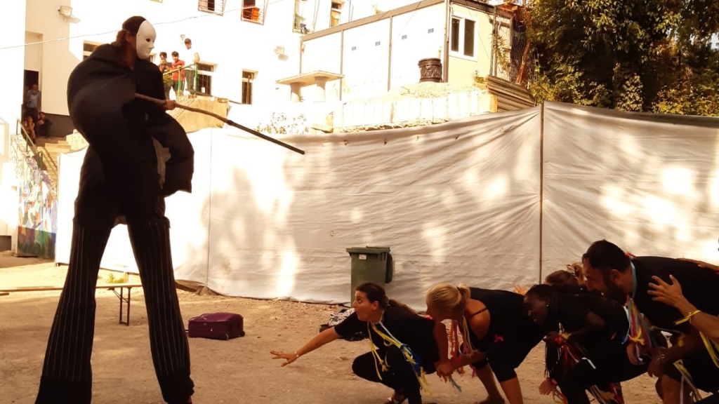 Gli allievi di un laboratorio di teatro dei Quartieri Teatrali si esibiscono in Volare