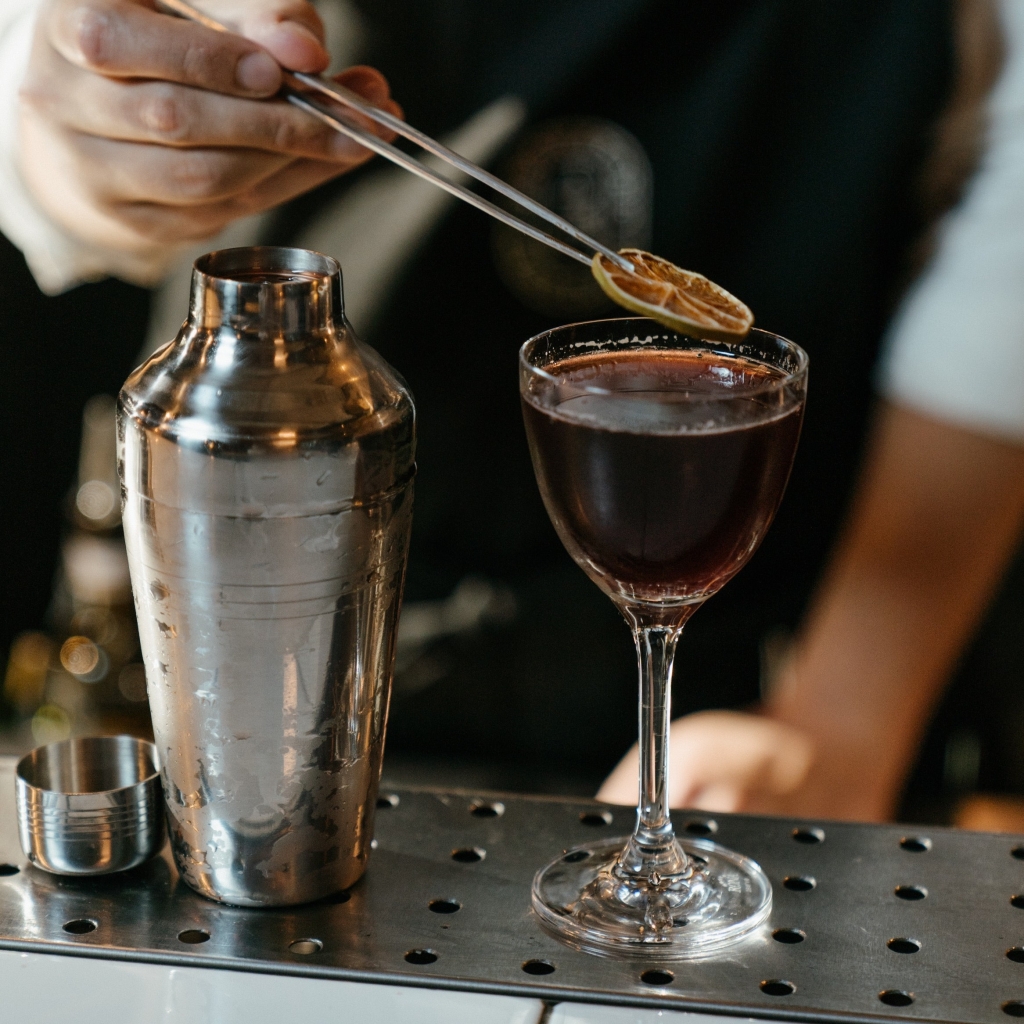 Un barista prepara un drink