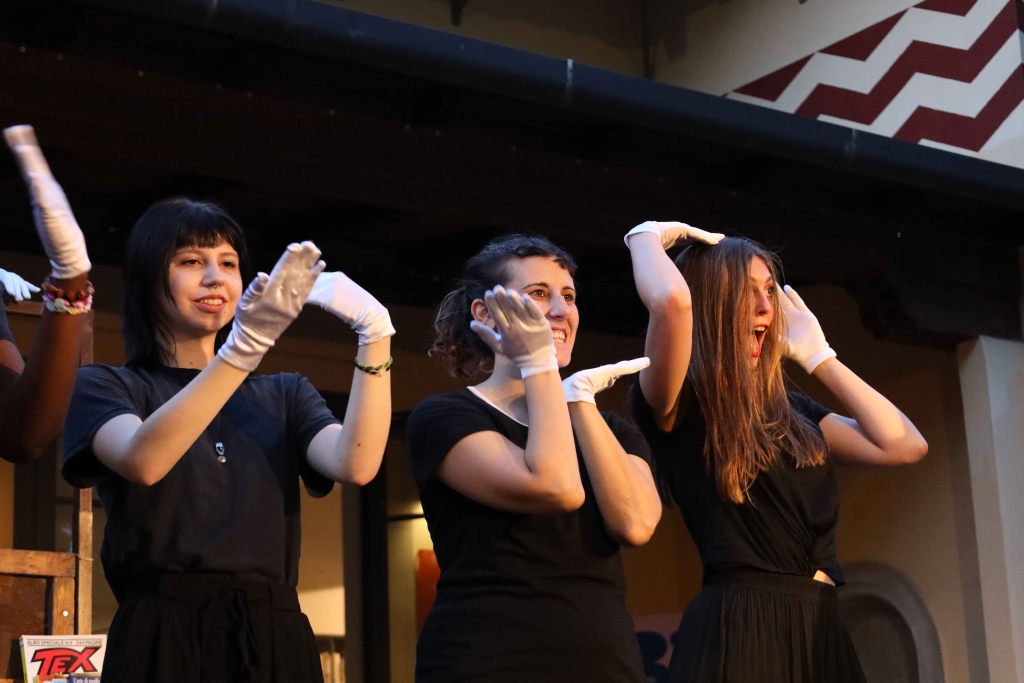 Tre ragazze eseguono coreografie in uno spettacolo dei Quartieri Teatrali