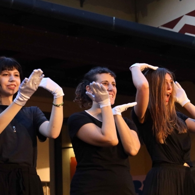 Tre ragazze eseguono coreografie in uno spettacolo dei Quartieri Teatrali